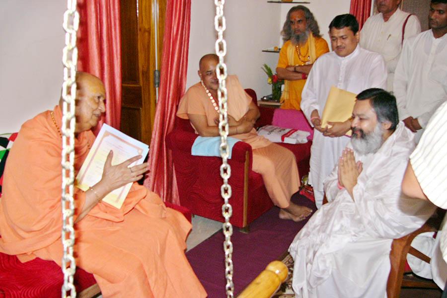 Brahmachari Girish Ji meeting Pujya Swami Satyamitranand Ji at Jabalpur in summer of 2008.